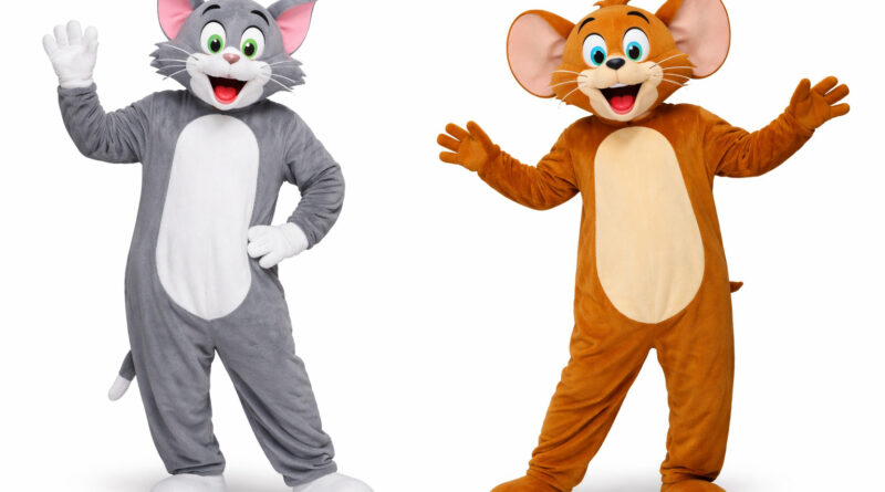 Tom og Jerry kostume til voksne, Tom, Jerry, Tom & Jerry, tegneserie, kostume, heldragt, cosplay, maskeradedragt, karneval, temafest, sidste skoledag, børnefest, voksenkostume, sjovt kostume, festlig, legesyg, kat, mus, ikonisk, klassisk, karakter, Halloween, udklædning, børneunderholdning, voksenunderholdning, animationsfigur, tegnefilm, familievenlig, dreng, pige, farverig, festlig stemning, ballade, jagt, humor, tegneseriefigur, børnekostume, temakostume, cosplaykostume, elsket karakter, fantasifuldt, sjov og ballade, ikonisk duo, morsom, livlig, smil, latter, event, underholdning, karakterdragt, børnevenlig, cosplay event, karnevalsdragt, ikonisk tegneserie, klassisk animation, tegneseriekostume, leg og sjov, festkostume, festdragt, børnefestkostume, sjovt cosplay, tegneserieevent, farverig dragt, temafestkostume, ikonisk duo-dragt, karakterudklædning, børnevenlig dragt, festlig cosplay, humoristisk kostume, sjov udklædning, klassisk tegneseriefigur